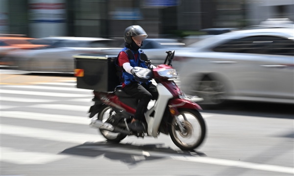 每天狂干16小时月入6.4万：韩国41岁跑单王骑手遇车祸去世