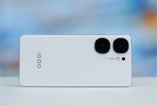 骁龙8 Gen3双芯战神！iQOO Neo9S Pro+星曜白图赏