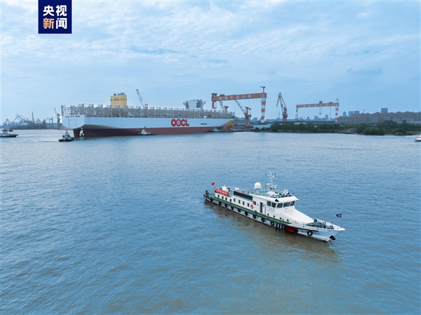 399.99米长！全球最大集装箱船在江苏南通完成出坞：载重吨22万吨