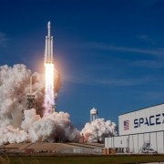 SpaceX首次私人太空行走任务推迟：火箭氦气泄漏