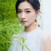 万茜竹林写真白色纱裙优雅大方 妆容淡雅气质温柔