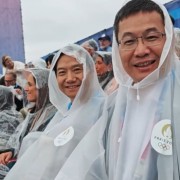 许斐晒雷军、卢伟冰巴黎奥运会开幕式穿雨衣：请原谅我笑的有点失态