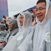 许斐晒雷军、卢伟冰巴黎奥运会开幕式穿雨衣：请原谅我笑的有点失态