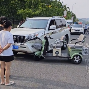 
        		硬派越野丰田普拉多被小刀电动车撞裂前杠 网友：真是开了眼！	