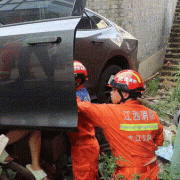 
        		误把油门当刹车：新手女司机开上房顶!	