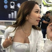 黄仁勋在女粉丝胸前衣服上签名引热议 网友：和英伟达股票一样疯狂