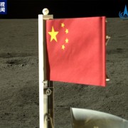 嫦娥六号国旗揭秘：把太行山的玄武岩搓成线 纤维比发丝还细