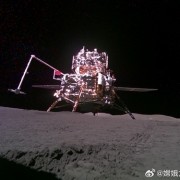 官方揭秘月球上嫦娥六号这张合影是谁拍的：带了月面自主智能微小机器人 全自动拍摄