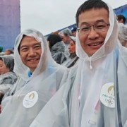 许斐晒雷军、卢伟冰巴黎奥运会开幕式穿雨衣：请原谅我笑的有点失态