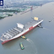 399.99米长！全球最大集装箱船在江苏南通完成出坞：载重吨22万吨