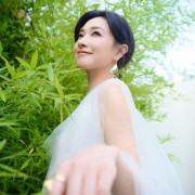 万茜竹林写真白色纱裙优雅大方 妆容淡雅气质温柔